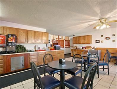 Отель Super 8 Wichita East Kellogg Ресторан фото